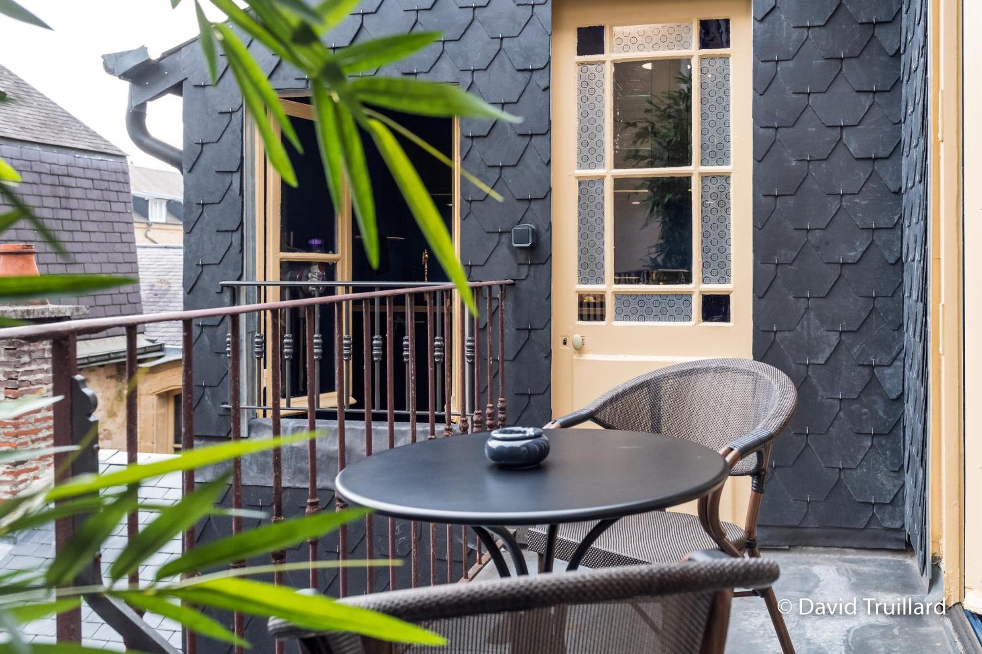 Suites Mana- Studio Art Ducal Avec Terrasse Sur L'Arriere De La Place Ducale Parking Inclus Charleville-Mezieres Bagian luar foto