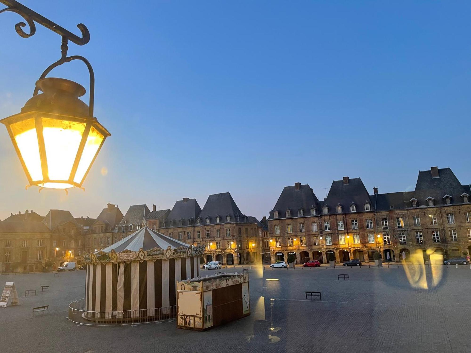 Suites Mana- Studio Art Ducal Avec Terrasse Sur L'Arriere De La Place Ducale Parking Inclus Charleville-Mezieres Bagian luar foto